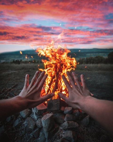 Руки у костра