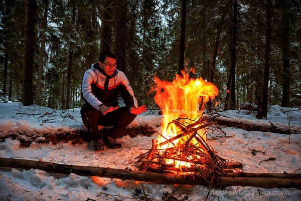 Люди греются у костра