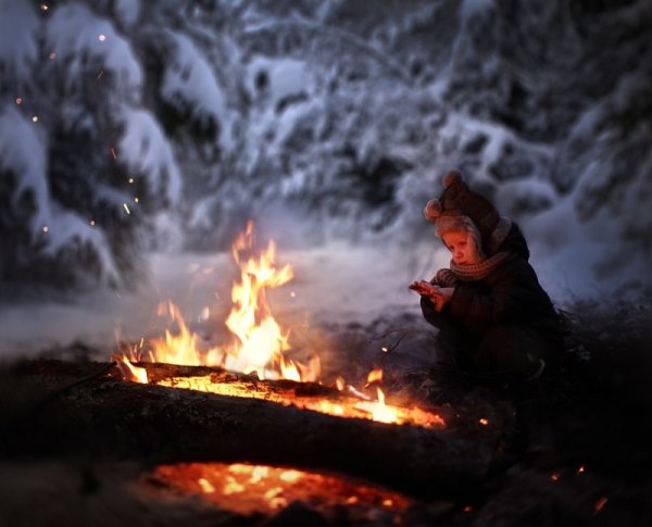 Греются у костра