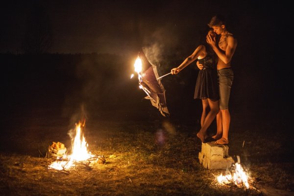 Один у костра