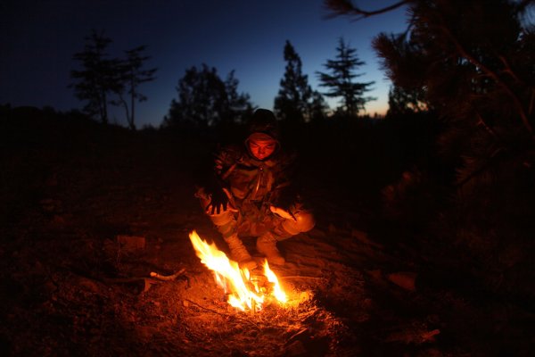 Люди около костра