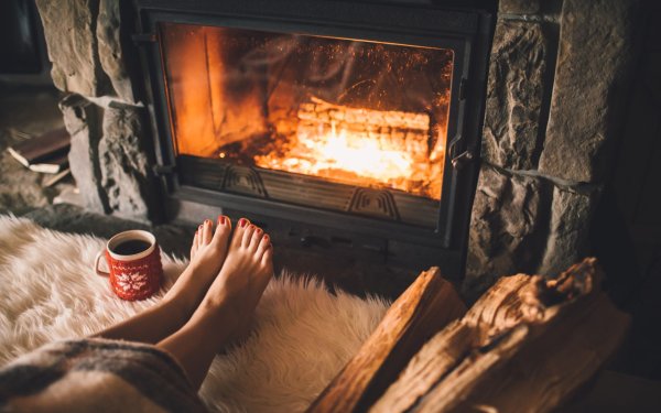 Ноги перед камином
