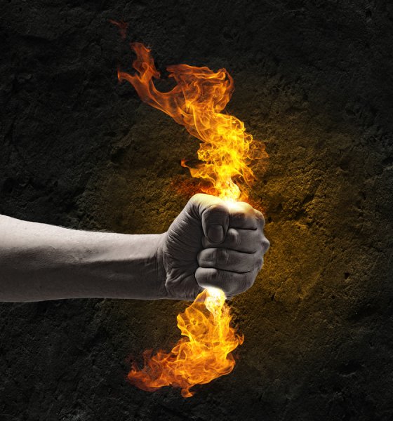 Человек с огнем в руках