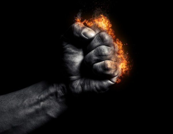 Сжатый кулак на черном фоне