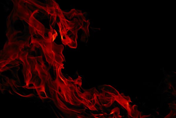 Красное пламя на черном фоне