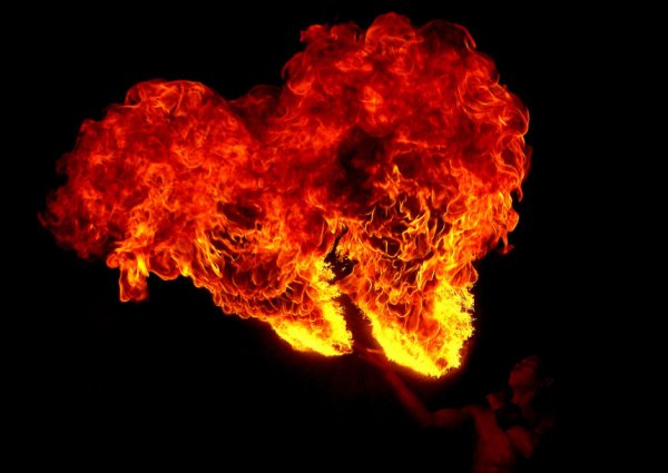 Огненно оранжевый