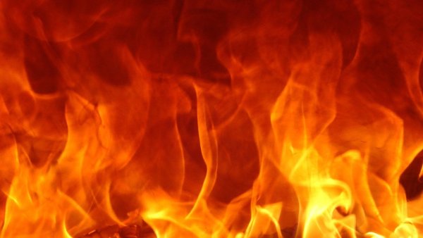 Пламя на Красном фоне