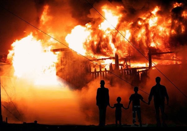 Люди бегут от огня пожара