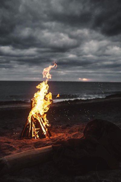 Костер на берегу