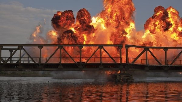 Северский Донец взорван ЖД мост