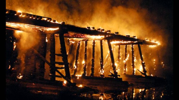 Горящий деревянный мост