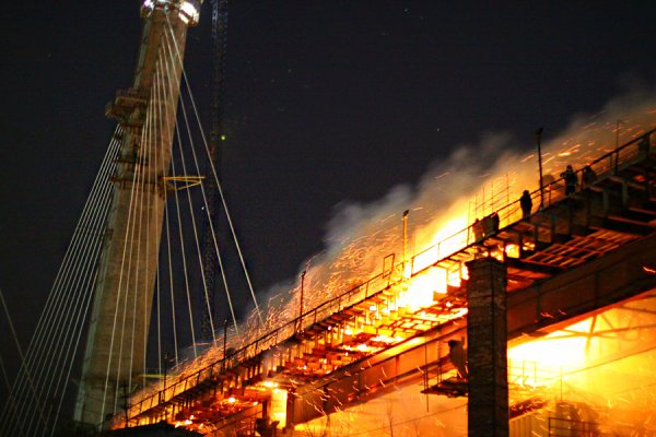 Пожар на золотом мосту Владивосток