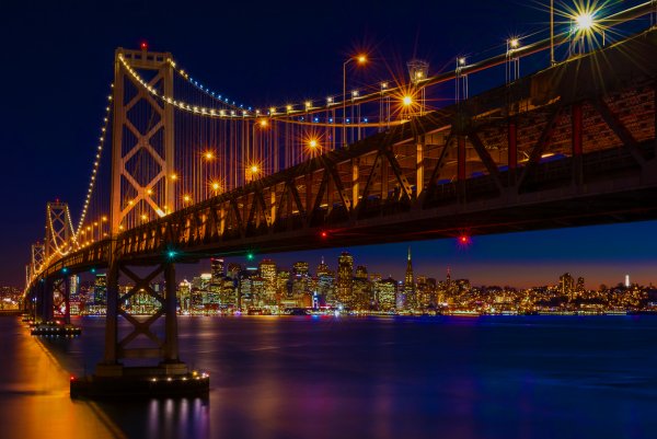 Красный мост с огнями