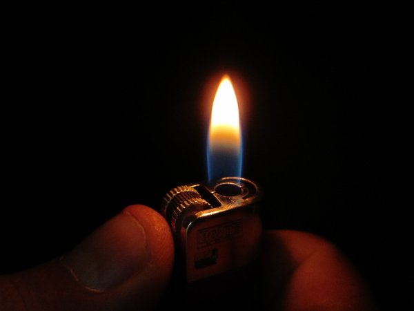 Зажигалка с огнем