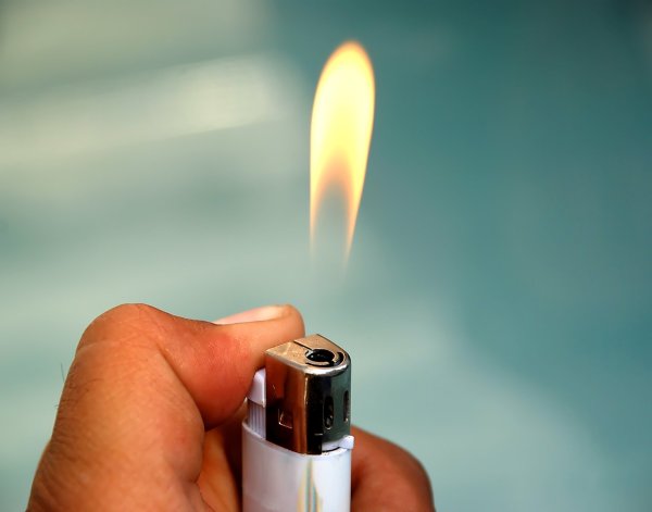 Горящая зажигалка