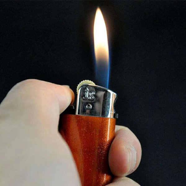 Зажигалка с огнем