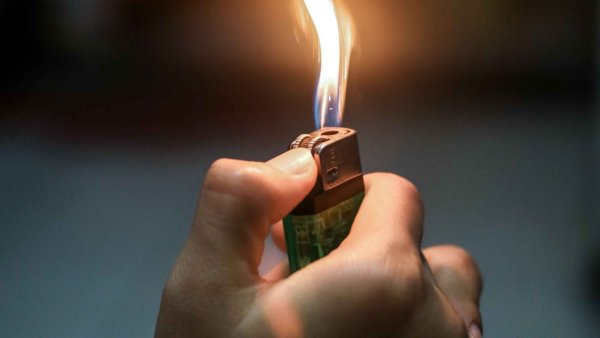 Зажигалка с огнем