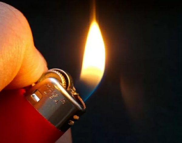 Горящая зажигалка