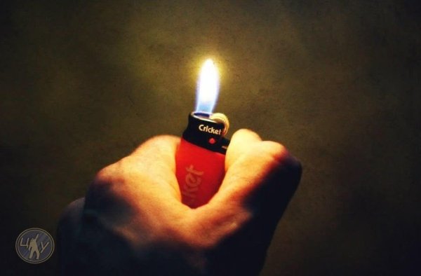 Зажженная зажигалка