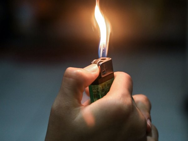 Зажигалка в детской руке