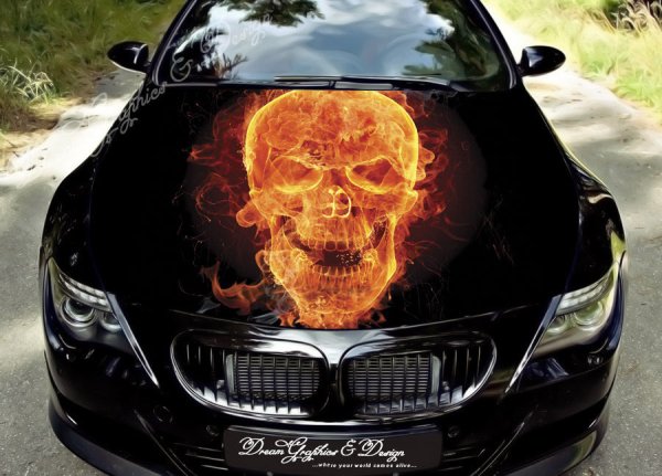 Огонь на черной машине