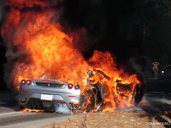 Спорткар горит
