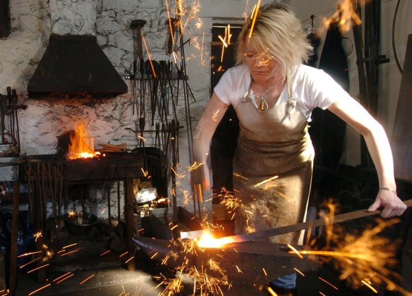 Женщина кузнец