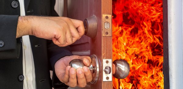 Горящие двери