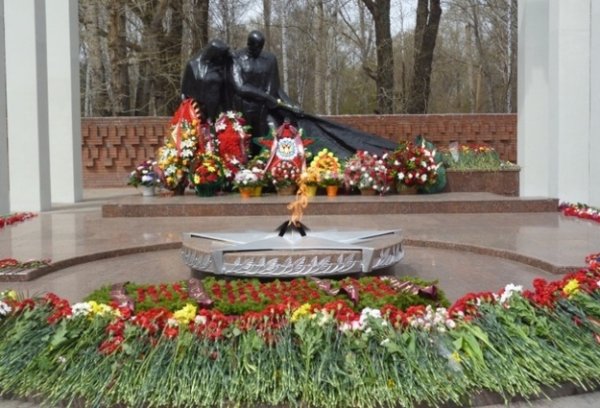 Вечный огонь Тюмень площадь памяти