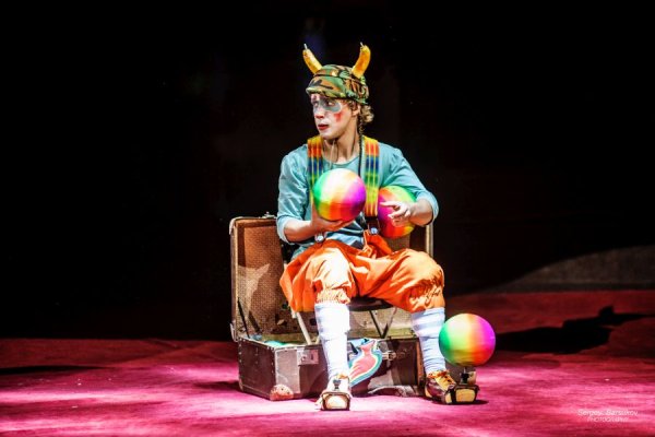 Народный театр цирк зажигает огни