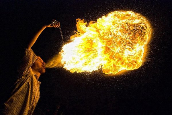 Выдувание огня