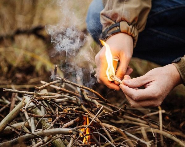 Разжигание костра в лесу