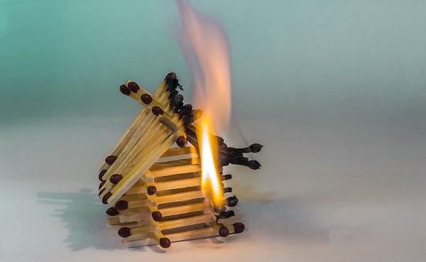 Домик из спичек горящий