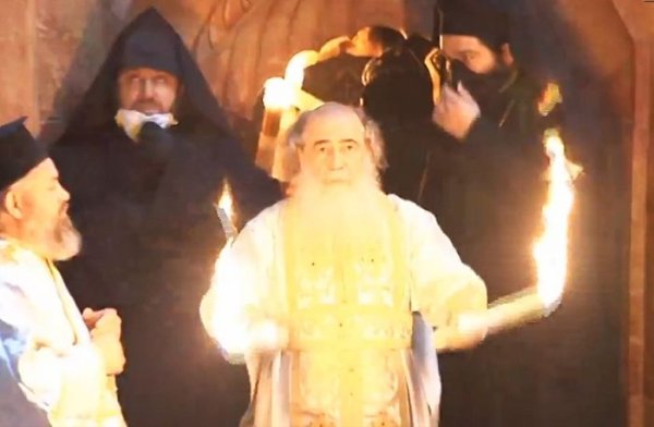 Патриарх Феофил с благодатным огнем