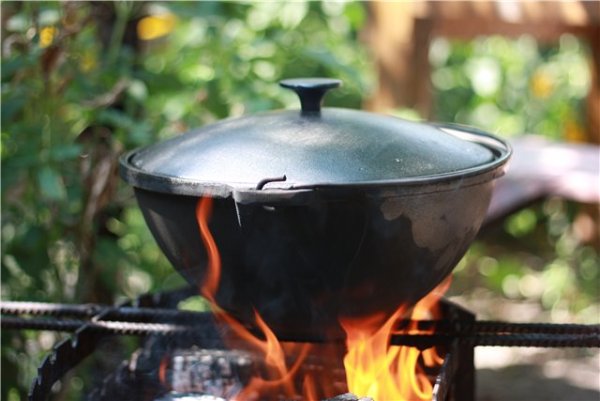 Чугунный казан на огне