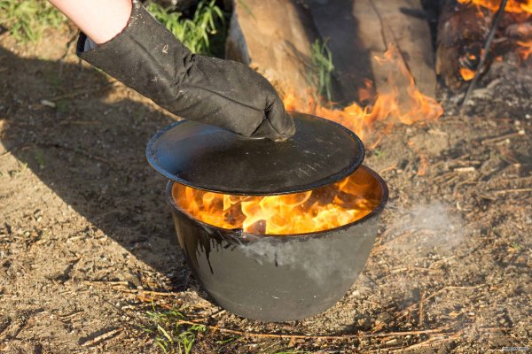 Плов в казане на огне