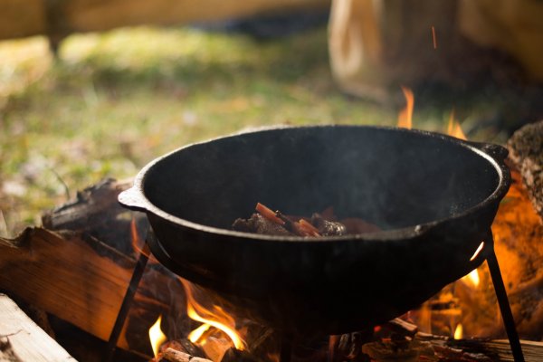 Казан чугунный на природе