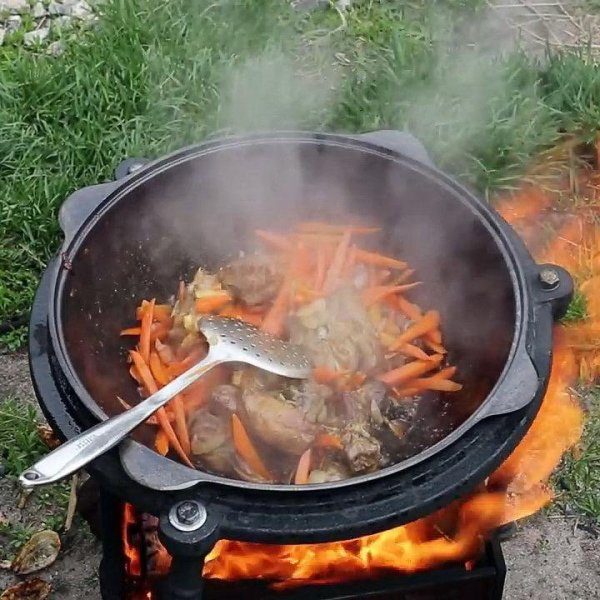 Плов в казане на огне