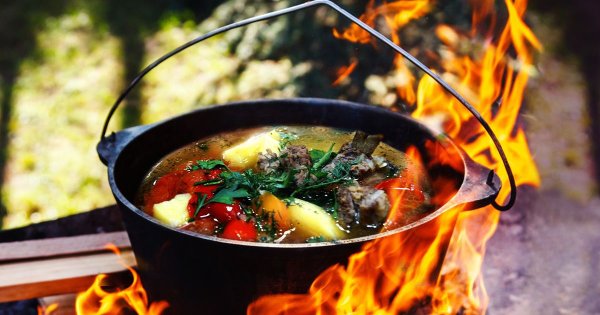 Шурпа в казане на костре