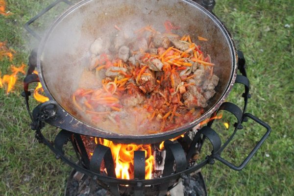 Лагман в казане на костре