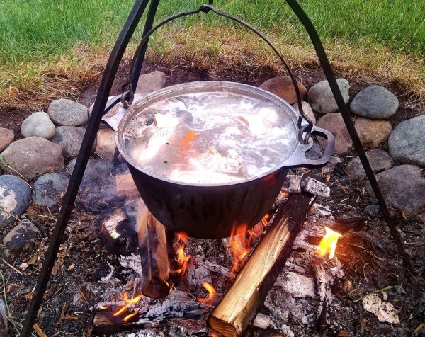 Уха в казане на костре в казане