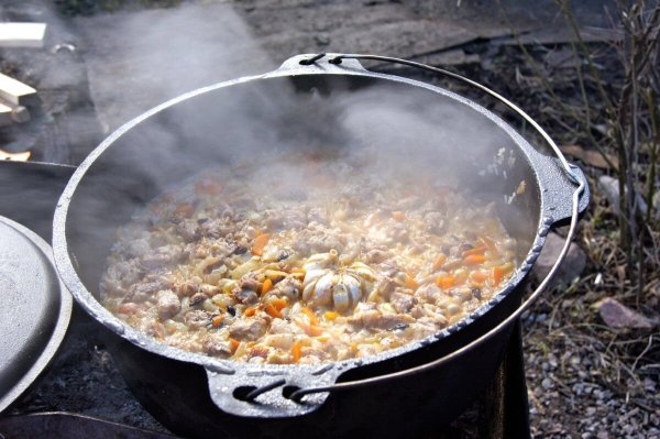 Плов в казане на костре