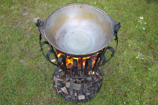 Казан прокаливаниеобжиг на костре