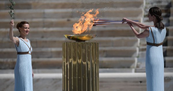 Зажжение олимпийского огня в Греции