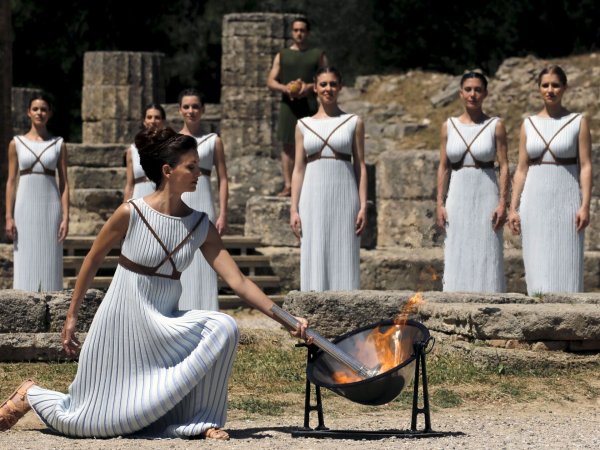 Зажжение олимпийского огня в древней Греции