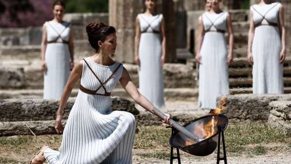 Церемония зажжения олимпийского огня в древней Греции