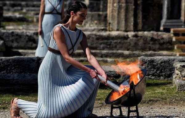 Церемония зажжения олимпийского огня в Греции
