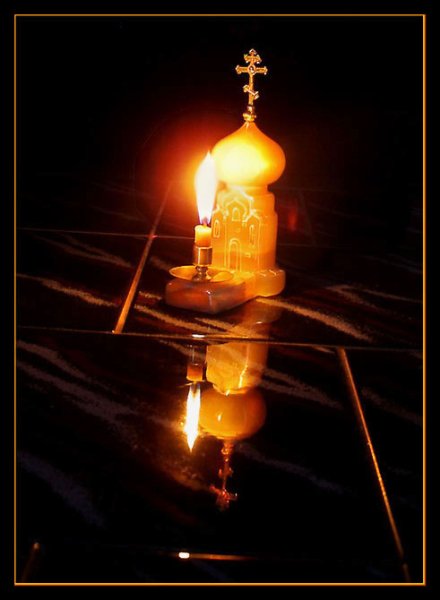 Свеча поминальная горящая