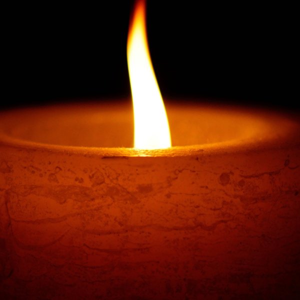 Горящая свеча с движущимся пламенем