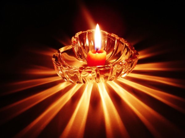 Красивые горящие свечи